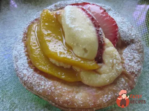Даниш з фруктами (манго та полуниця)