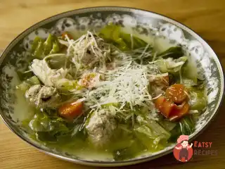 Суп з фрикадельками та салатом ескаріоль