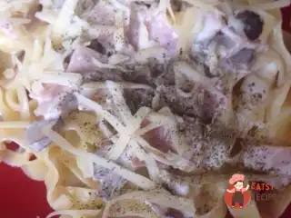 Паста фетучині з шинкою та печерицями