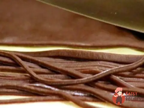 Шоколадні спагетті із вершково-медовим соусом