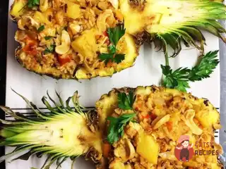 Смажений рис зі свининою в ананасі