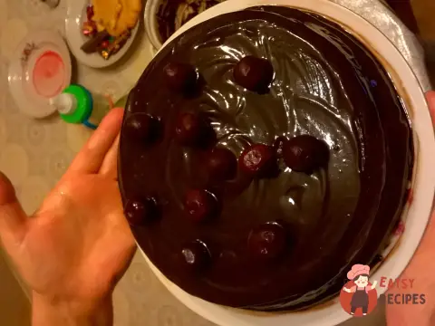 Торт «П'яна вишня» в глазурі