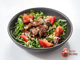 Салат з печивом та медовим соусом