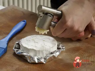 Крок 6: Запечений камамбер із сухариками