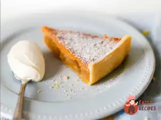 Пиріг з яблуками, вареним згущеним молоком і горіхами