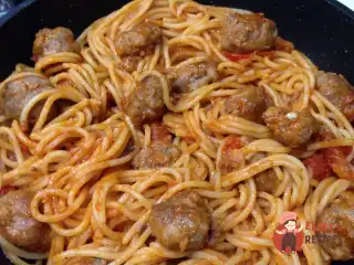 Спагетті з м'ясними кульками в томатному соусі