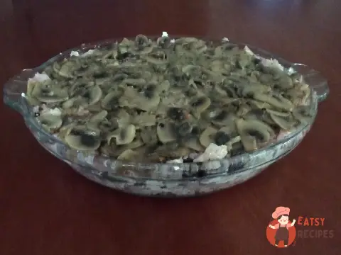 Салат з сиром, грибами та копченою куркою