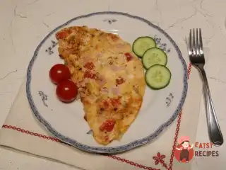 Омлет із шинкою, помідорами та сиром у мультипекарі