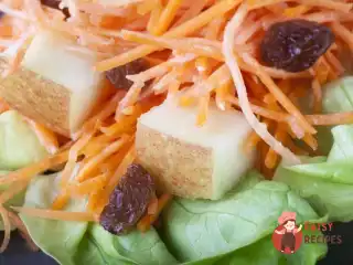 Морквяний салат із родзинками та яблуками
