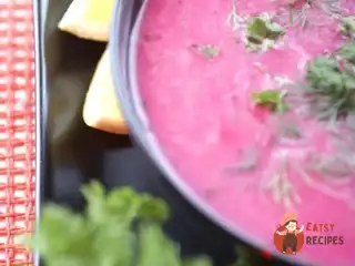 Буряково-яблучний борщ зі сметаною та фетою