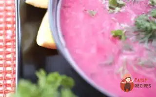 Буряково-Яблучний Борщ Зі Сметаною Та Фетою