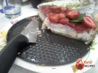 Повітряний полуничний чізкейк