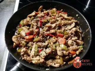 Курочка з солодким перцем і стручковою квасолею по-східному