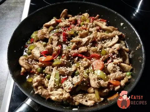 Курочка з солодким перцем і стручковою квасолею по-східному