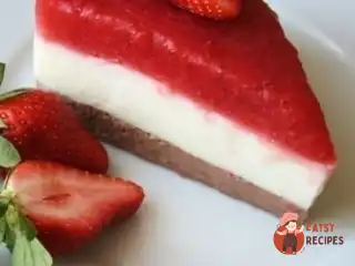Йогуртовий торт на рожевій воді з полуницею та рикоттою без випікання