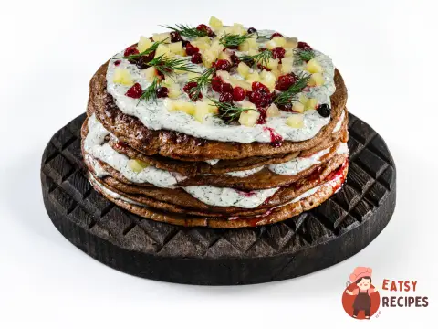 Печінковий торт із яблуками та журавлиною