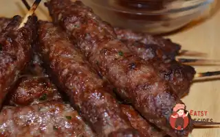 Люля-Кебаб Із Соусом Сацебелі Та Маринованою Цибулею По-Домашньому