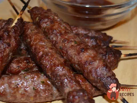 Люля-кебаб із соусом сацебелі та маринованою цибулею по-домашньому