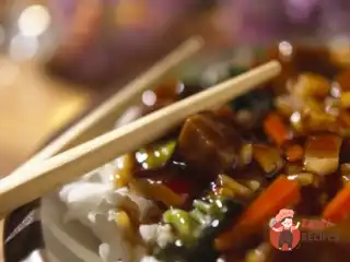 Курка теріяки з чилі, часником, зеленою цибулею та рисом