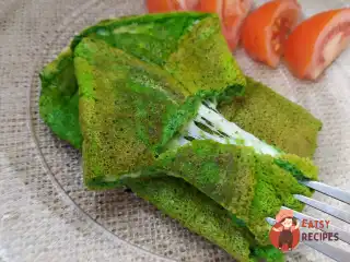 Омлетний рулет зі шпинатом і сиром