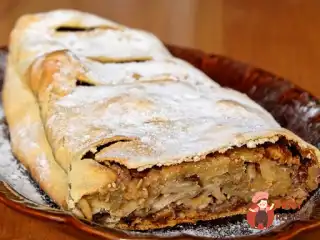 Яблучний штрудель з корицею та пеканом