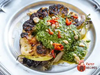 Стейк із цвітної капусти з соусом чимічурі