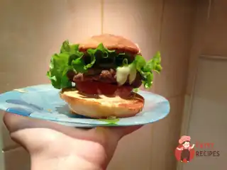 Бургер з яловичиною та гірчичним соусом