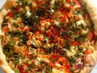 Літня піца з ковбасою та овочами