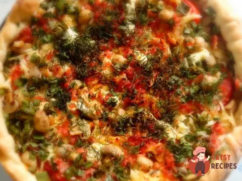 Літня піца з ковбасою та овочами