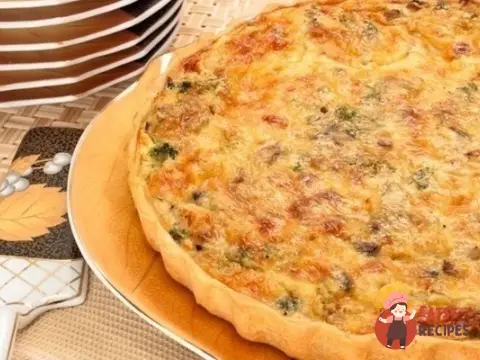 Лоранський пиріг куркою, грибами та броколі