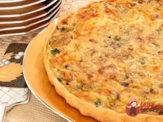 Лоранський пиріг куркою, грибами та броколі