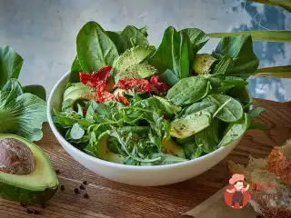 Зелений салат з авокадо і насіння соняшнику