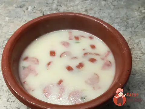 Сирний суп із мисливськими ковбасками