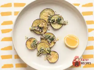 Хрусткі баклажани з соусом із цибулі-шалоту