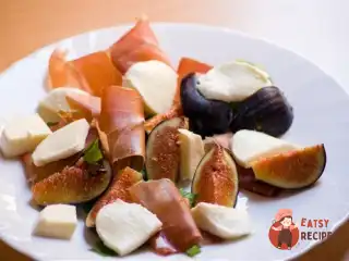 Рулет із пармської шинки та фаршированого рикоттою підсмаженого інжиру з салатом із руколи