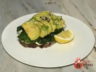 Тост з авокадо та шпинатом