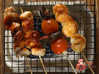 Шашлички з курки, креветок та овочів