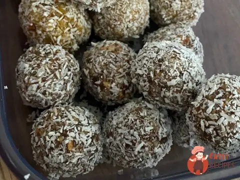 Кокосові кульки з мигдалем та фініками