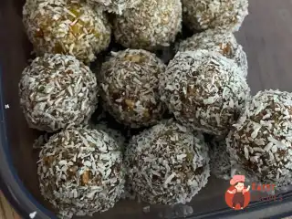 Кокосові кульки з мигдалем та фініками