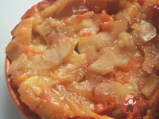 Тарт із карамелізованими фруктами на сметанному тісті