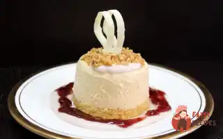 Мельба (Персикова Парфа З Малиновим Соусом)