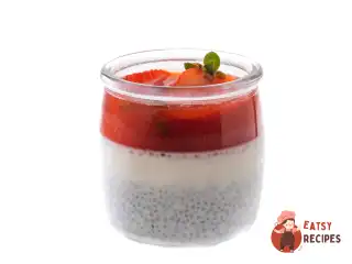 Панна-котта з полуницею та насінням чиа