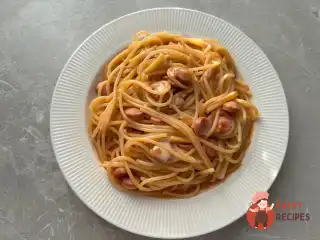 Макарони з сосисками в томатному соусі