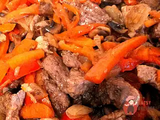 М'ясо з грибами та овочами