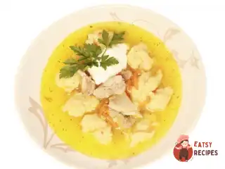 Курячий бульйон з манними галушками