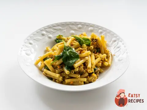 Макарони каррі з консервованою скумбрією та шпинатом