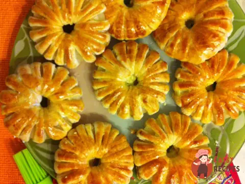 Ананасові кільця у листковому тесті