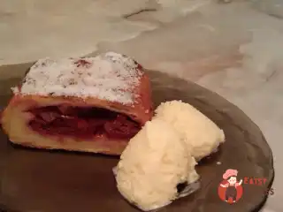 Низькокалорійний штрудель із сирного тіста з яблуками та вишнею