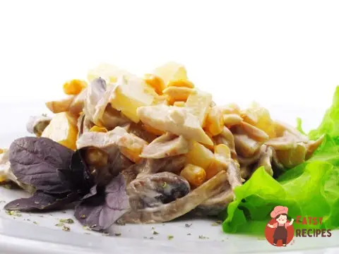 Фруктовий курячий салат з ананасами та кокосом