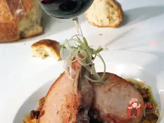 Печеня зі свинячої корейки з овочами